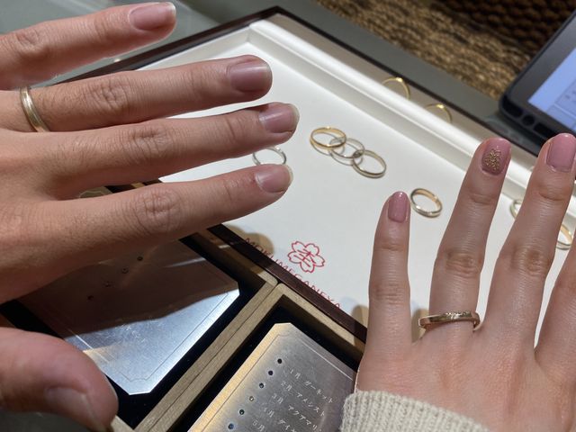 １つのリングから２つのリングに割った跡を活かしたデザイン