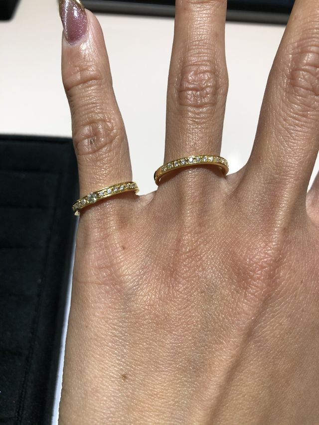 中央に大きめのダイヤモンドがあるかないか