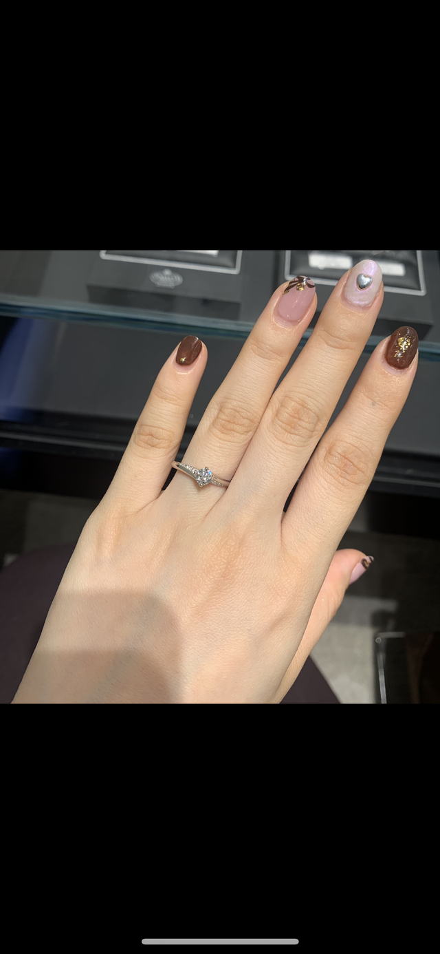 斜めのラインでメレダイヤが入っていて、指もほっそり見えます。