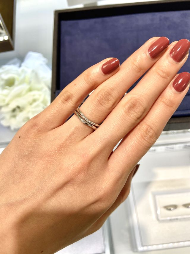 ハーフエタニティとシンプルな結婚指輪をセットで。