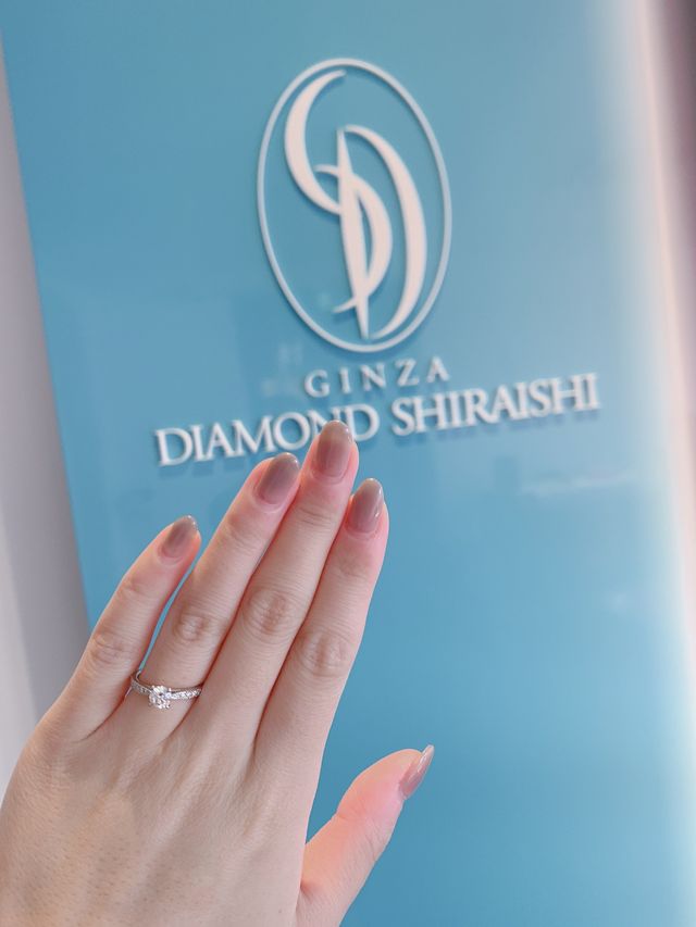 着用しブランドのロゴマークなところで撮影させてもらいました。