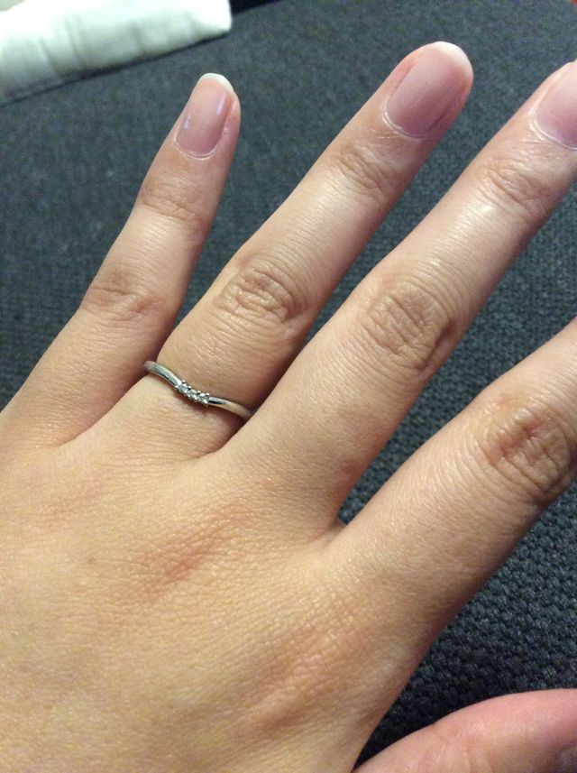 指が長く見えるように少しV字。