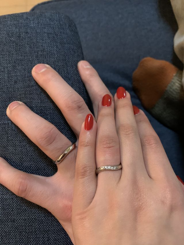ウラヌスというS字カーブの結婚指輪をペアで購入しました。