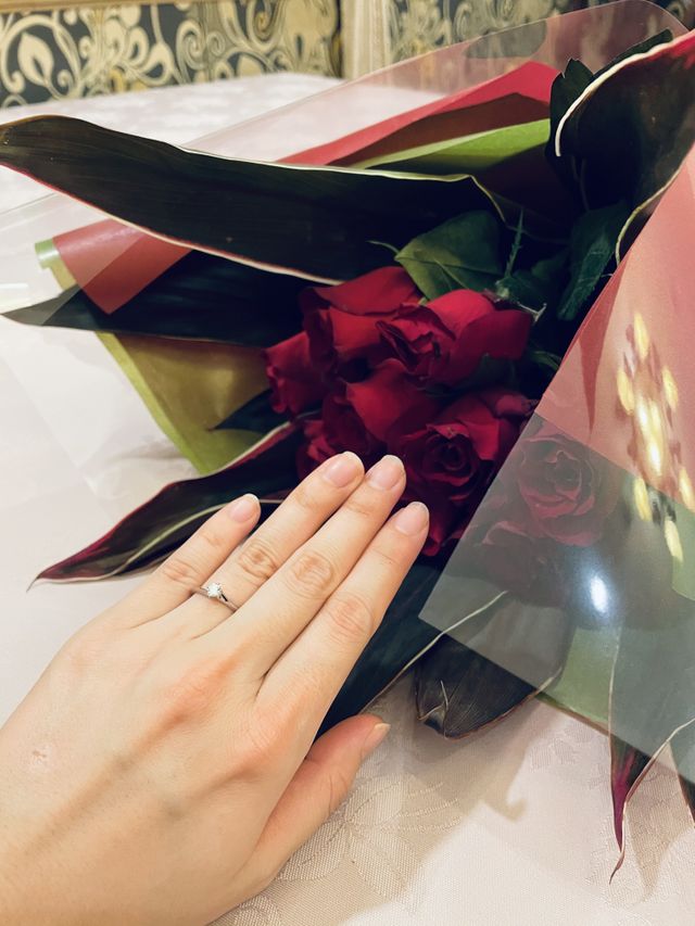 シンプルな指輪ですが形が指を綺麗に見せてくれるのでお気に入り