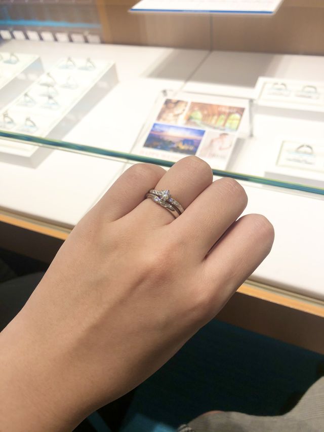 購入時に結婚指輪（Iliumity）と撮影したものです。