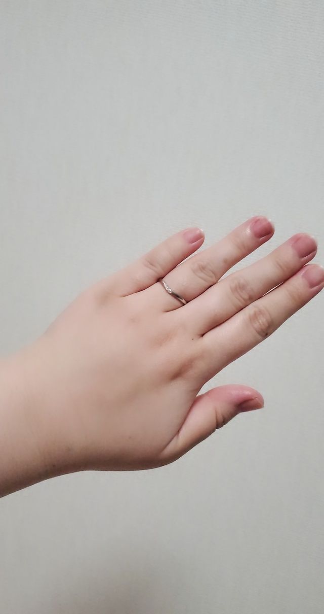 指が太いのでシンプルでごつく見えない所が気に入りました。