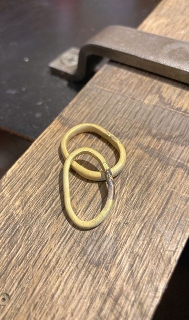 歪だけど輪っかに！ここから叩いて磨いて仕上げます！