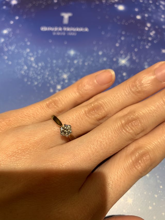 シンプルなタイプの婚約指輪を試着させていただきました