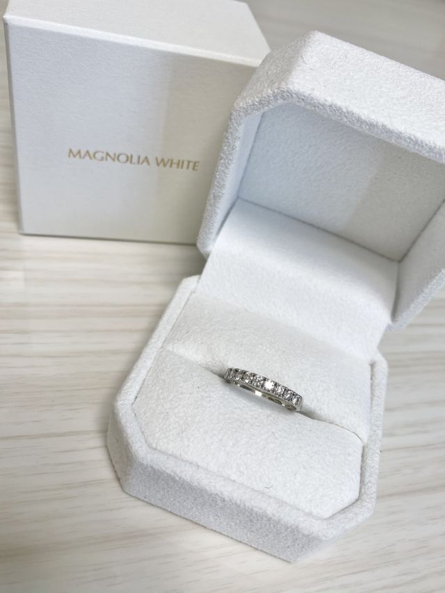 一粒一粒のダイヤが輝きを放っていて、キラキラ光り綺麗です