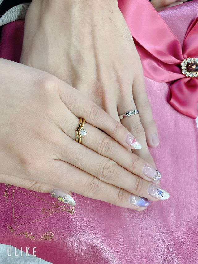 婚約指輪と重ね付けしています。