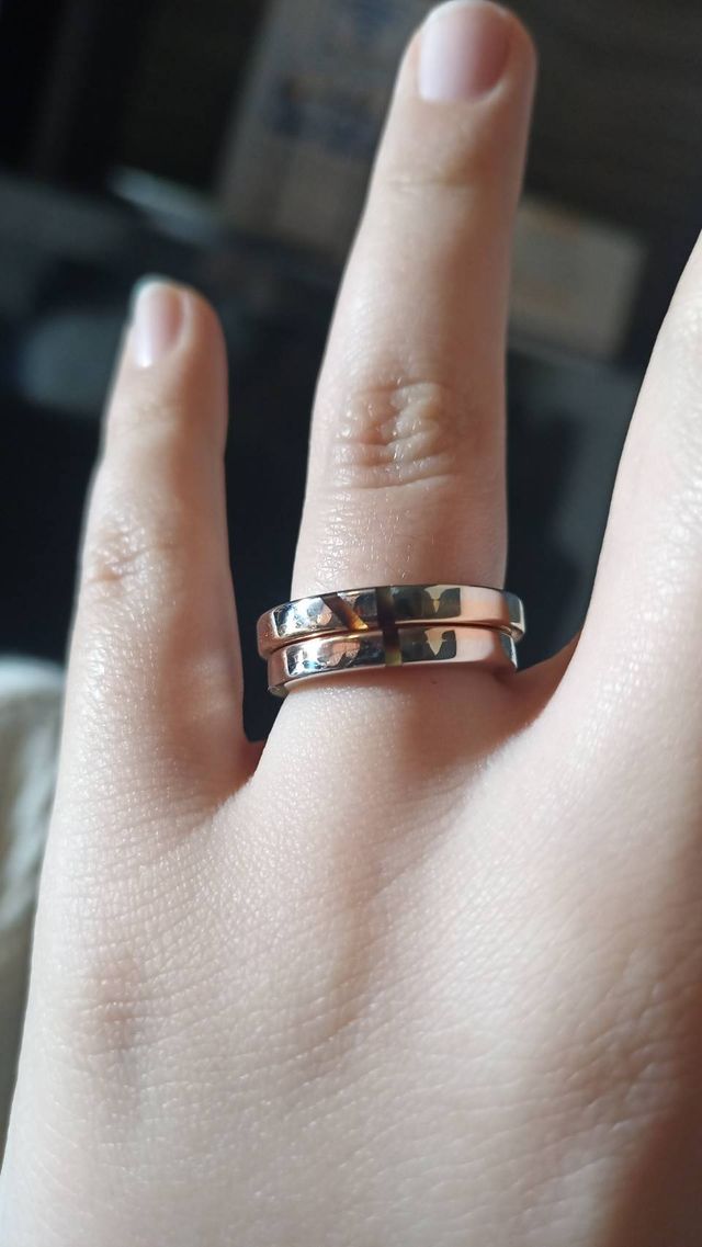 セットで夫婦のイニシャル「Y」を、鼈甲の象嵌で表現しました