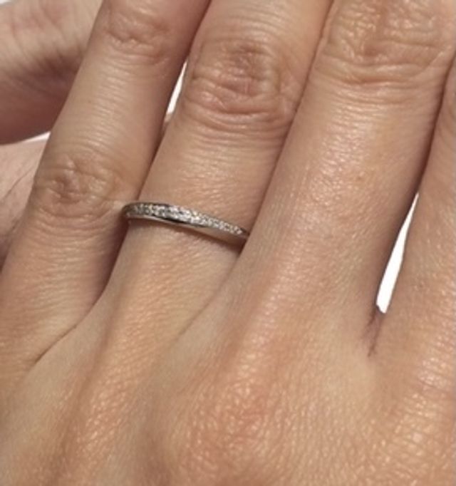 ダイヤが綺麗。細身で華奢なデザインが上品でお気に入りです。