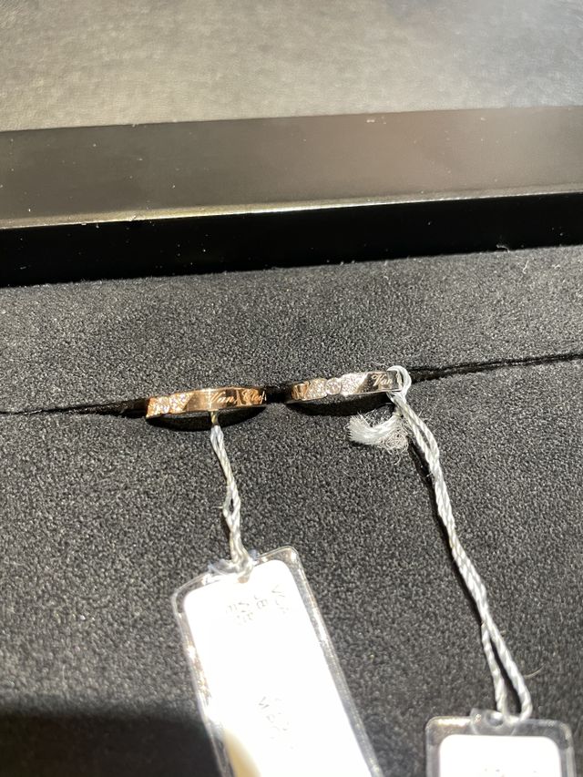 ピンクゴールドとプラチナの色違いです。