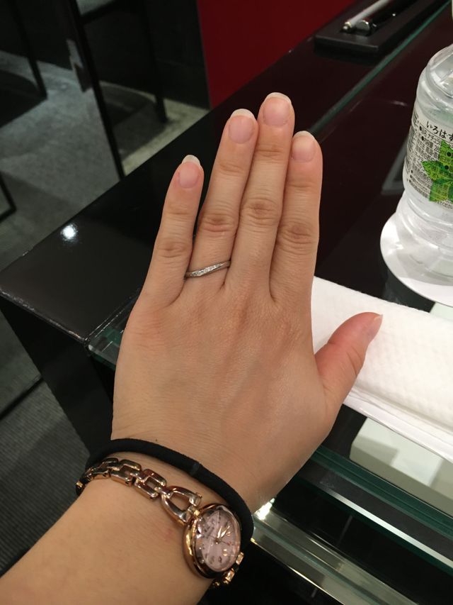 ダイヤモンド入りのウェーブのデザインです