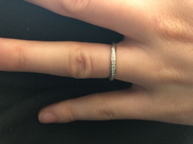 ストーンの並んだ
シンプルなデザインです