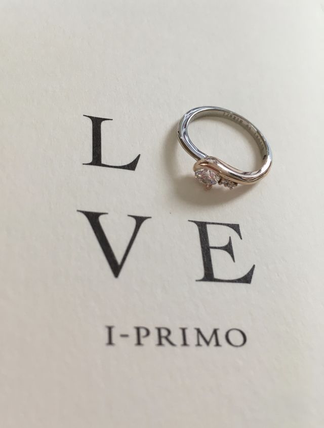 大きめのダイヤと、メレダイヤが全部で3つ並んでいます。