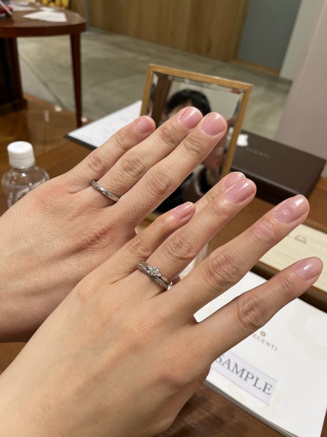 ストレートでラインが入っており左右にダイヤが程よく付いてます