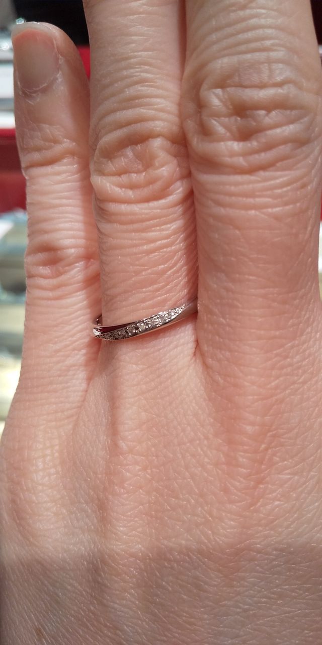 メレダイヤのラインが素敵なリング