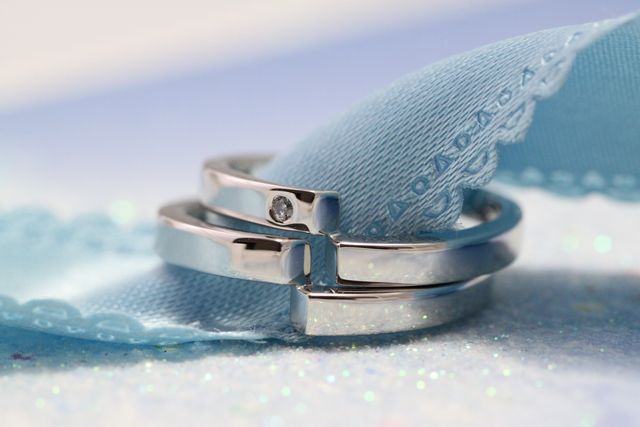 横から見るとこんな感じです。１つはダイヤモンドを入れました。