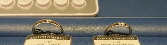 旦那さんの指輪は真ん中の石を外してもらいました。