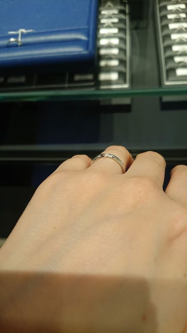 横から見ると少し動きがあります。