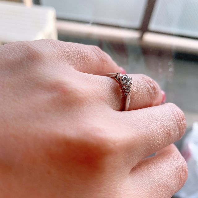 サイドから見ても抜け目ないデザインでメレダイヤが華やかです。