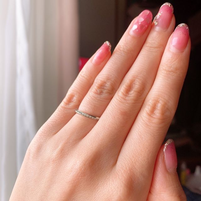 ハーフエタニティですが指が細い為、エタニティになっています。