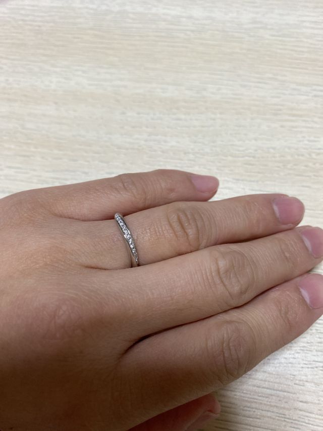 シンプルだが、小さなダイヤが華やかさを演出している