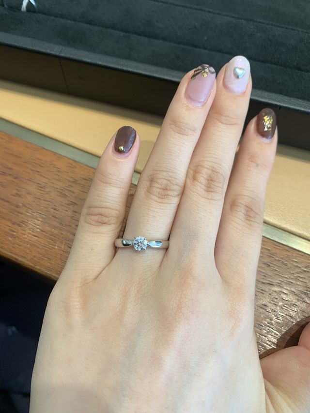 王道なデザインでティファニーセッティングより気に入りました。