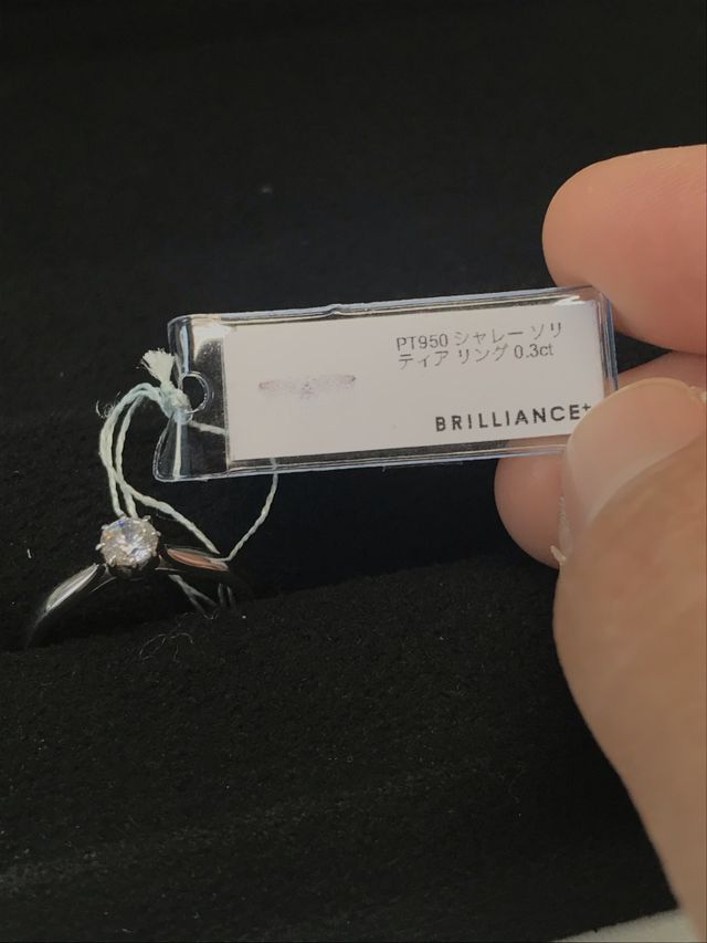 8つの爪でダイヤをとめていて、ダイヤが丸く見えます。