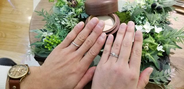 ピュアというデザインのセットリングになります。