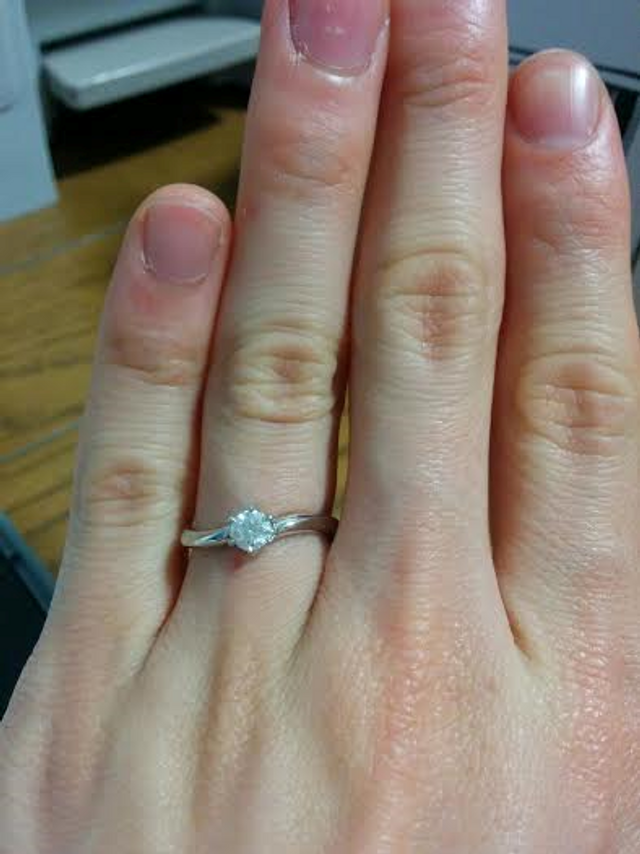 ダイヤは0.3カラットで裏側にブルーダイヤが入っています。