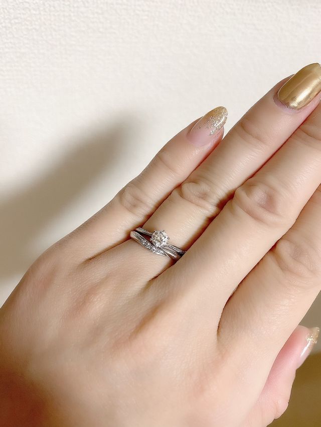 エンゲージリングとマリッジリングを重ねて着用しています