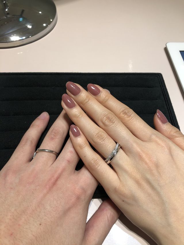エタニティリングと結婚指輪の二つを試着。