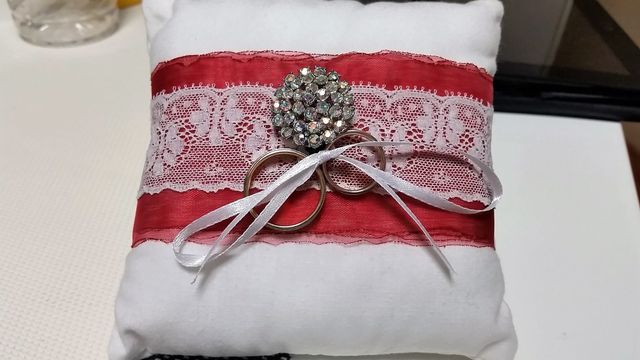 手作りのリングピローにつけました。
