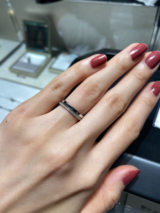 エンゲージリングとエタニティリングの重ね付けで試着