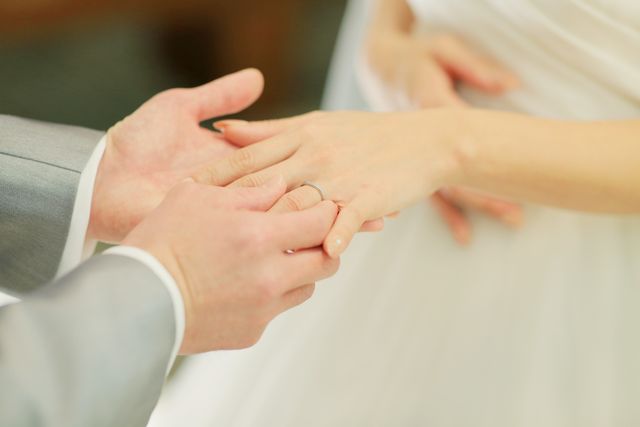 結婚式での指輪交換のときの写真です。