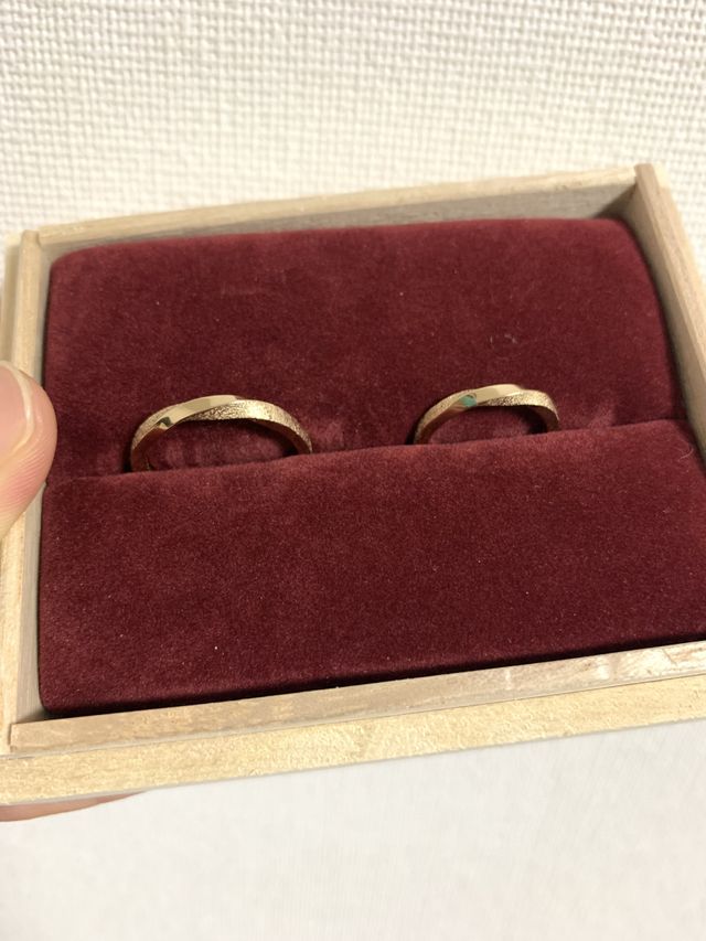 ゴールドで石地です。可愛いです！