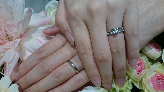 婚約指輪と結婚指輪をセットで付けている写真です。