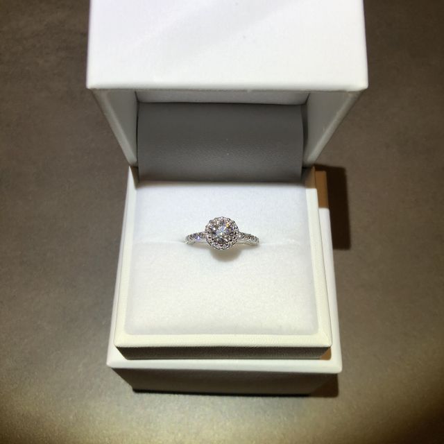 一粒のダイヤモンドの周りにマレダイヤが一周してあります。