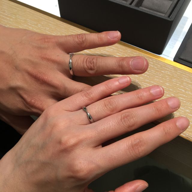 夫と同じデザインの結婚指輪を試着