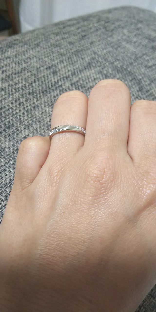 ねじれ部分を上にすると、エッジの効いたクールさが出ます