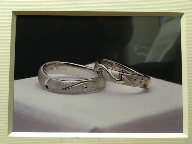 イニシャルハートとふたりの星座を入れました