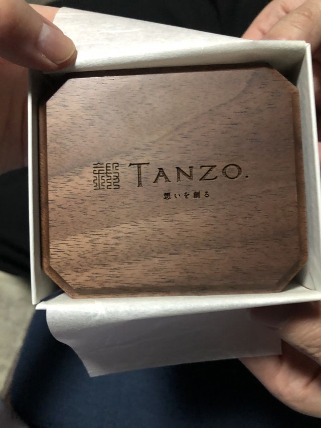 しっかりとした作りの美しい木目の木箱のボックスです。