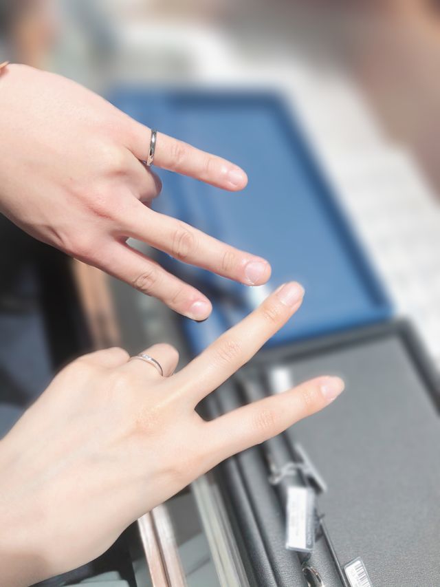 サンプルはサイズがないので、彼は小指で試着しました