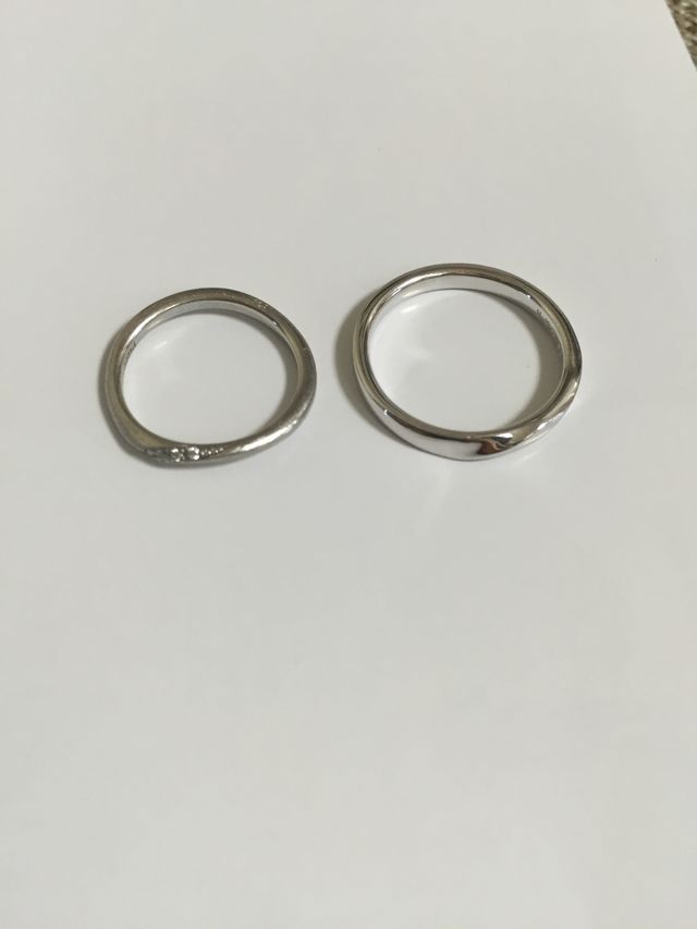 細めのフレームにダイヤが並んだシンプルな結婚指輪です