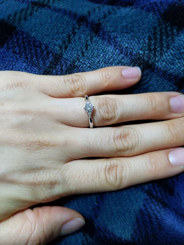 指輪を着けている写真です