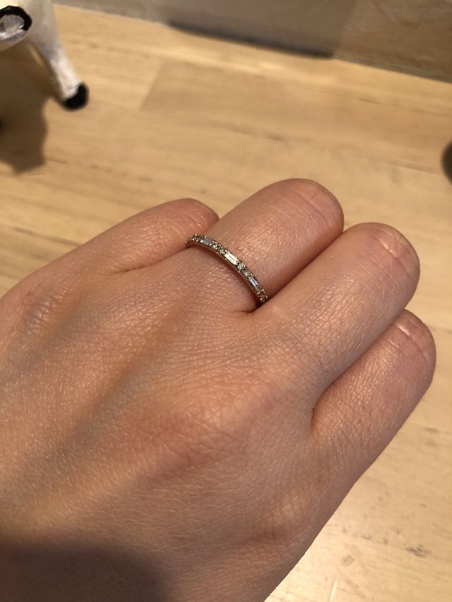 色んなカットの石が並んだデザインにしました。