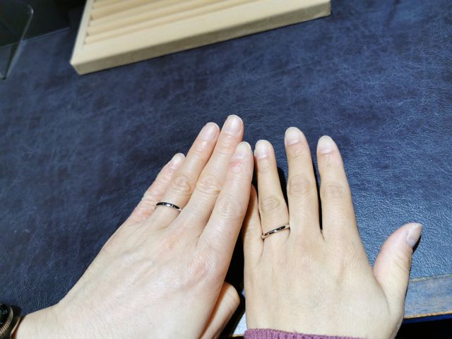 2人で決めた指輪を着けて写真を撮らせていただきました。