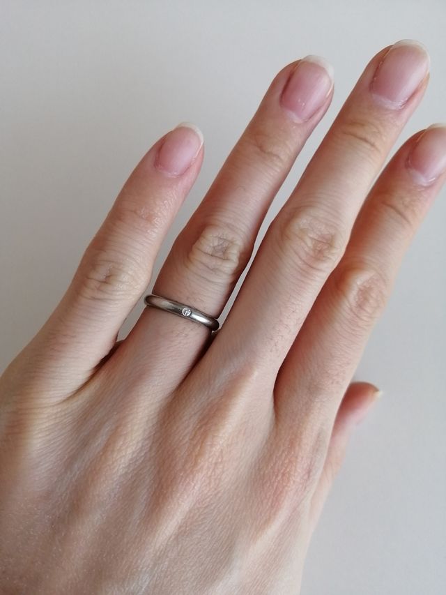 シンプルなラインに一粒ダイヤのデザインです。